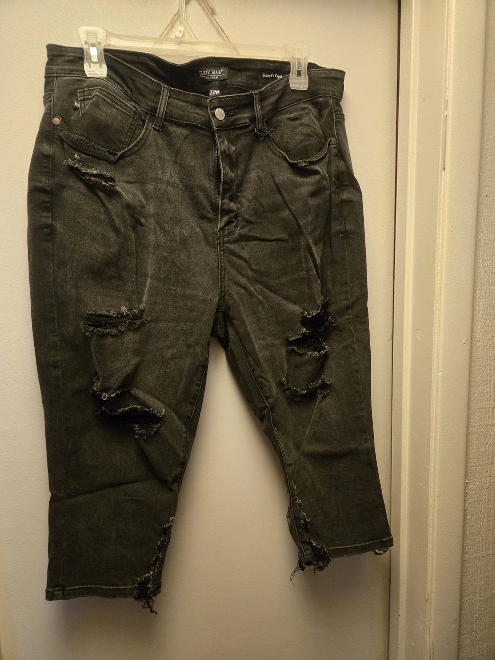 Judy Blue Distressed Black Capri 22w (82270BK)